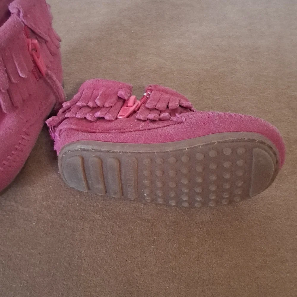 Minnetonka Moccasins pink leather  ankle fringed size 3 shoes.